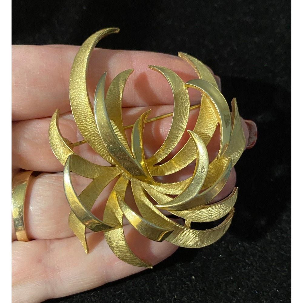 Vintage Trifari Fireworks Gold Tone Pin